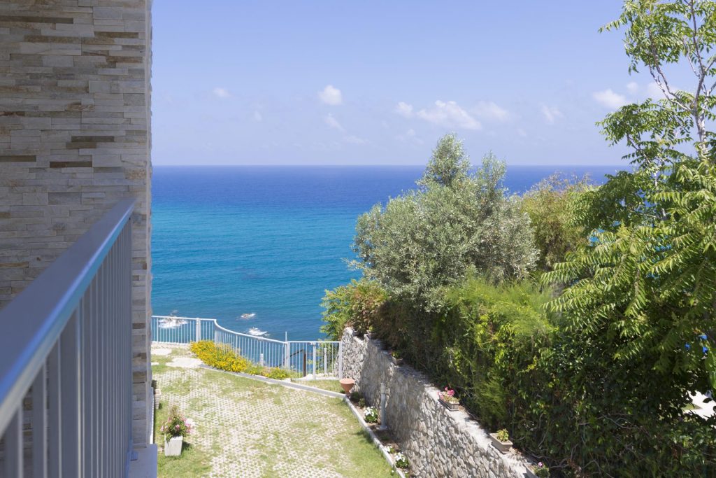 Camera matrimoniale panoramic con vista mare laterale