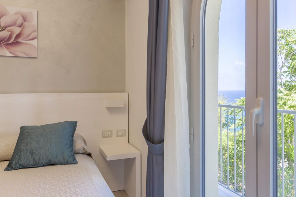 Double room panoramic with side sea view