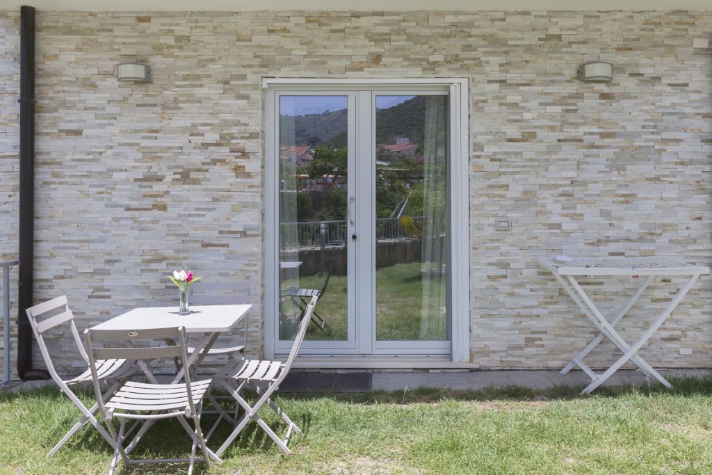 Vierbettzimmer mit Blick aufs Schwimmbad und auf den Garten