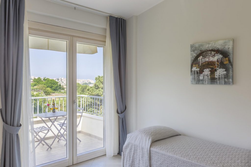 Triple room deluxe with sea and city view balcony